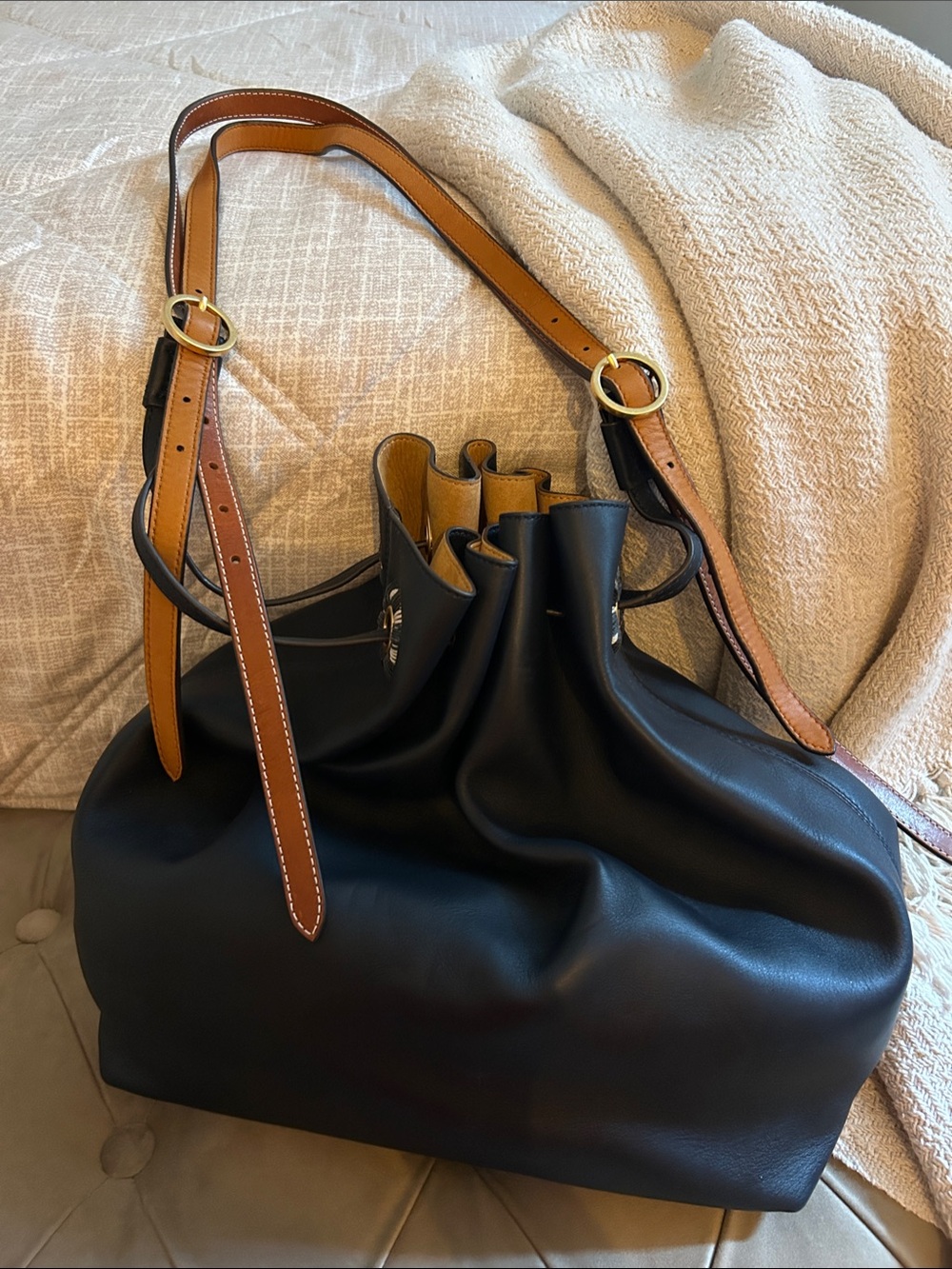 Rare tory burch Caroline proto bucket bag!!